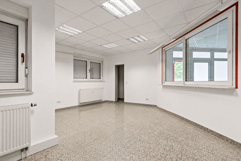 Amplia superficie de oficinas y comercial en Merseburg - ¡aprox. 834 m² divisible en alquiler! – Empfangsbereich