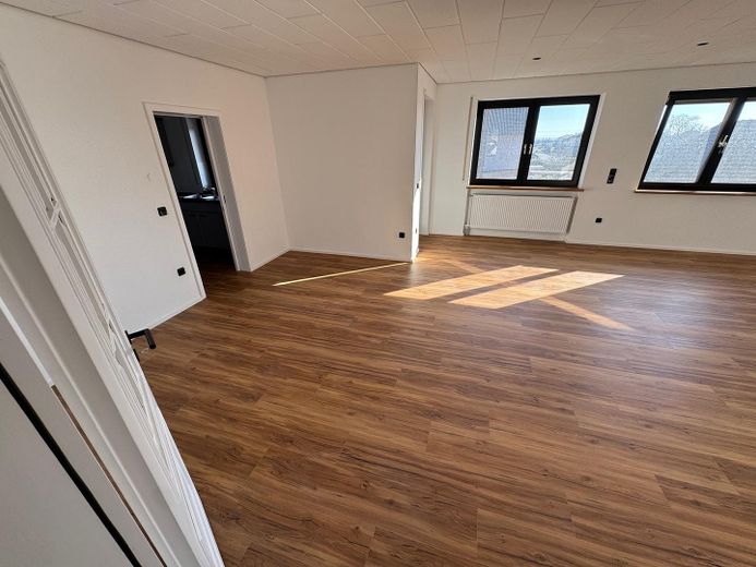 Hepberg’in merkezi konumunda geniş, kapsamlı şekilde yenilenmiş 3 odalı, 1. kat dairesi + 2 balkon – Wohnzimmer / Essbereich