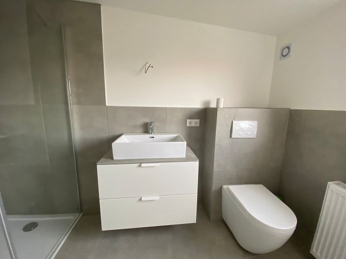 Apartamento con balcón, apto para piso compartido, 4 habitaciones, dúplex, cerca de la estación – Badezimmer oben