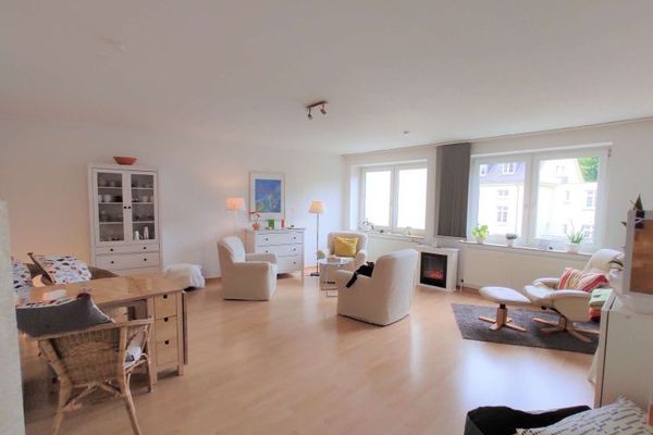 Bright 2.5-room comfort apartment – Attractive investment property with courtyard parking space in a central location