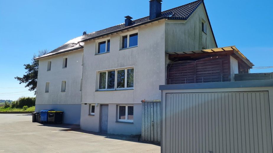 Selten angebotenes Ensemble mit zwei Häusern, Gewerbehalle und großem Grundstück! – Vorderseite