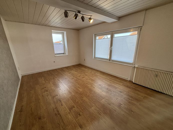 3 Zimmer, überdachter Balkon, ruhiges Haus, EBK, Tageslichtbad mit Wanne und Dusche – Zimmer 3 mit Fenster