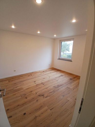 Piso de 4 habitaciones completamente renovado con balcón en Trier-Heiligkreuz – de alta calidad y listo para entrar a vivir – Schlafzimmer groß