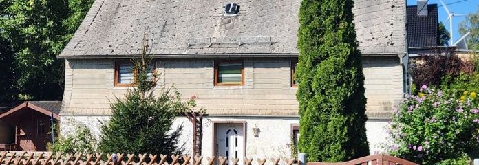 Stary dom mieszkalny z dobudówką z czasów NRD i dwoma garażami na pięknej działce