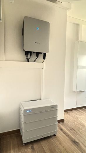 Ruhe mit Blick über Felder: Exklusives wohngesundes Plusenergie-Doppelhaus, S-Bahn fußläufig – Energiequelle Solar+Speicher
