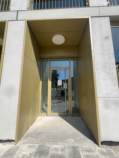 Prima occupazione | Appartamento di nuova costruzione con 2 locali, terrazza sul tetto e vista sulle Alpi – Hauseingang1