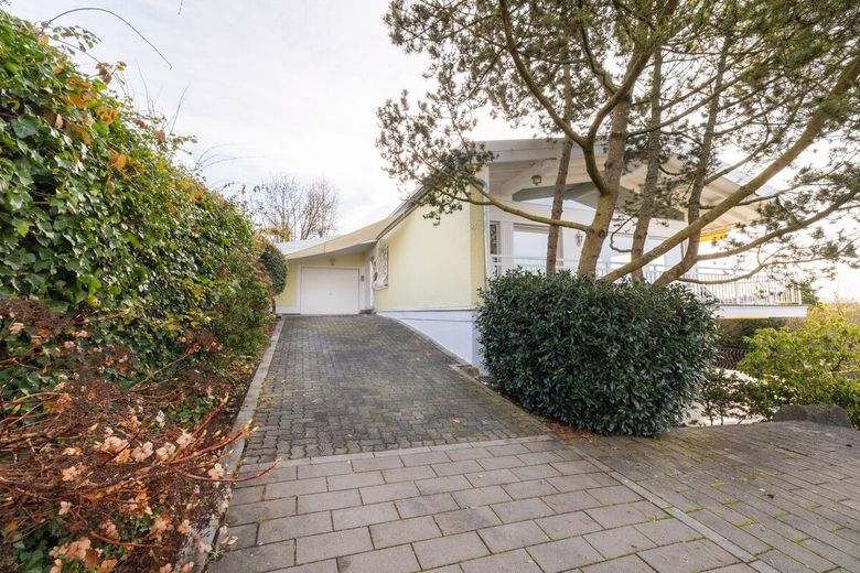 Helles, modernes Einfamiienhaus mit Terrasse - Balkon + Garten in Hümmerich - Preisreduzierung! – Einfahrt zur Garage