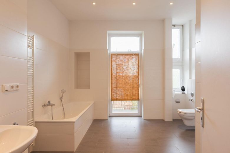 Élégant et paisible au cœur de Wiesbaden : spacieux appartement ancien avec quatre balcons – Dusche und Badewanne