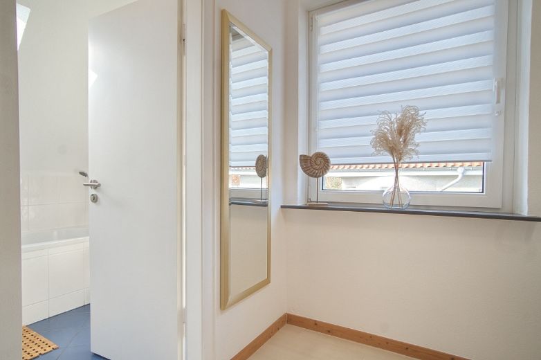 Behaglich-moderne Dachgeschosswohnung, verkehrsgünstig gelegen, für Berufspendler. – 8c635216128817f1d9efb9413b30a132004b6415.jpg