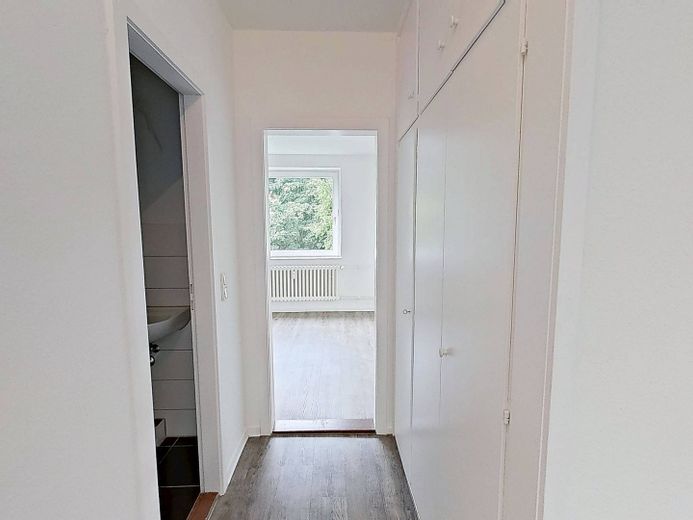 Große 3-Zi.-Whg. mit BALKON, EBK und viel Lichteinfall – Ansicht III: Flur