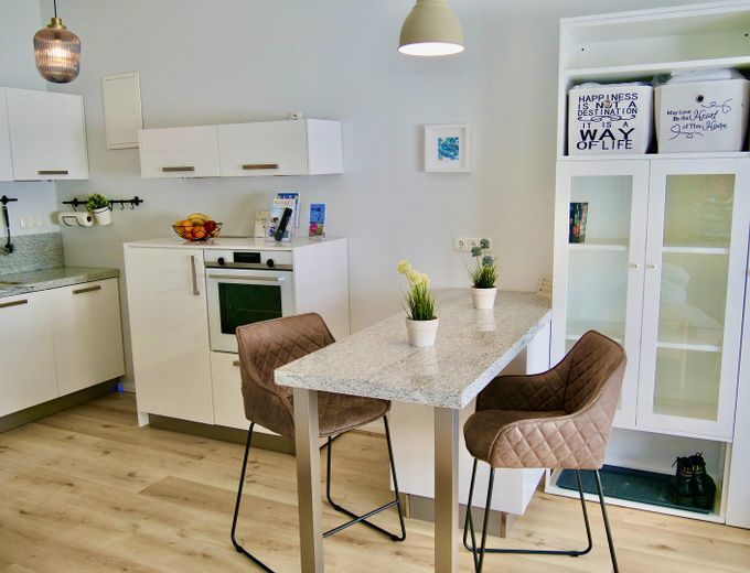 Strandnahe Kapitalanlage: Ferienwohnung & Ladengeschäft – Modern gestalteter Wohn-, Ess-