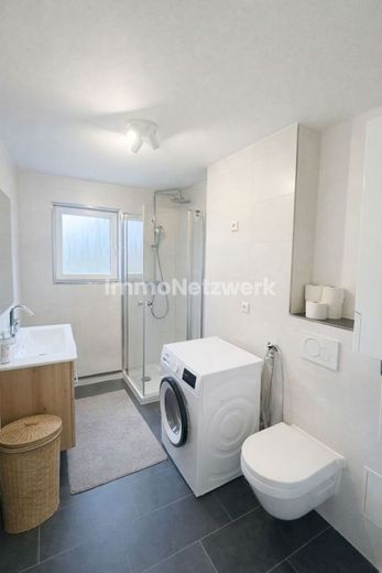 **4- Zimmer Wohnung mit Balkon. Sorgfältig saniert. Sofort verliebt** – Badezimmer