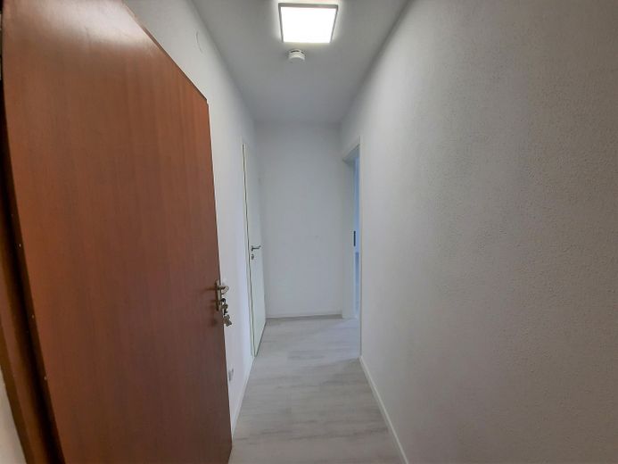 Modernes 1-Zimmer-Apartment mit Einbauküche | Top Lage – Flur / Eingangstür