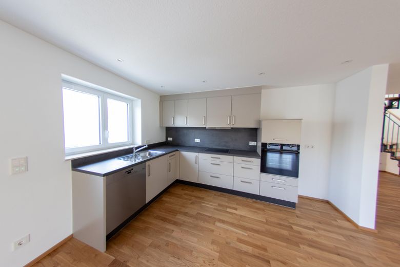 Moderne Neubau-Maisonettewohnung mit hochwertiger Ausstattung, Balkon und EBK – Küche