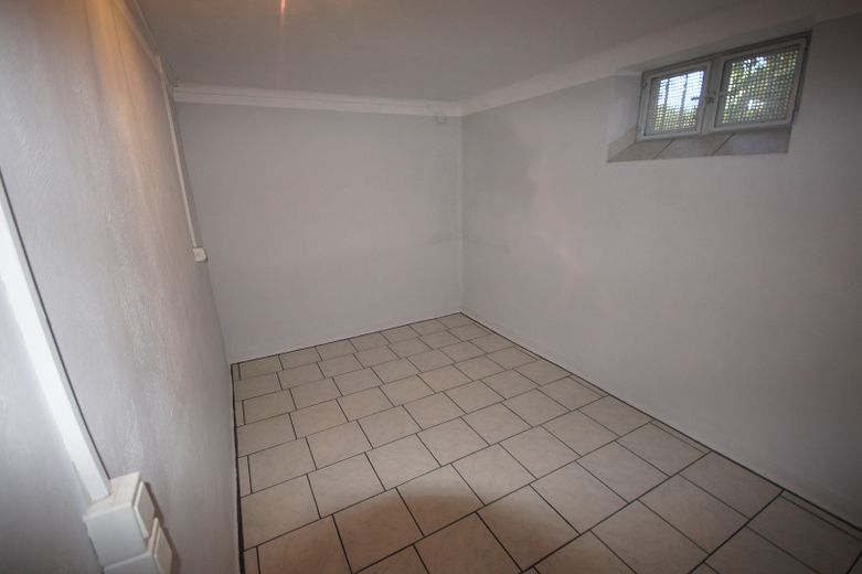 Appartement calme de 3 pièces au 1er étage d’une maison de 3 logements, balcon, cave, garage éventuellement – Kellerraum