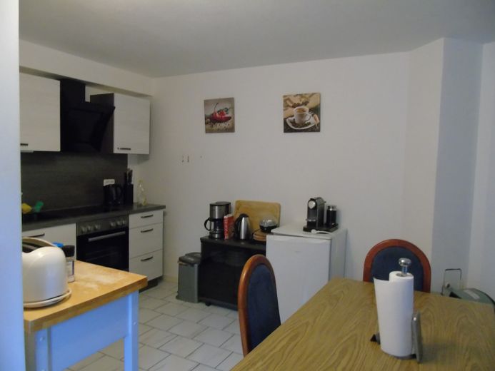 Appartamento seminterrato modernizzato in posizione tranquilla con terrazza, giardino e posto auto – Küche Blick auf Kühlschrank
