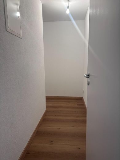 Kompletnie wyremontowane mieszkanie 3,5-pokojowe z windą i garażem – Abstellraum