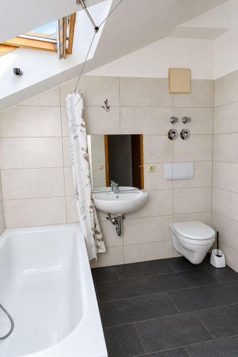 Hausham’da balkonlu 2 odalı dubleks daire – yaklaşık 63 m², komisyonsuz, yaklaşık 01.01.27’den itibaren kullanılabilir – Bad