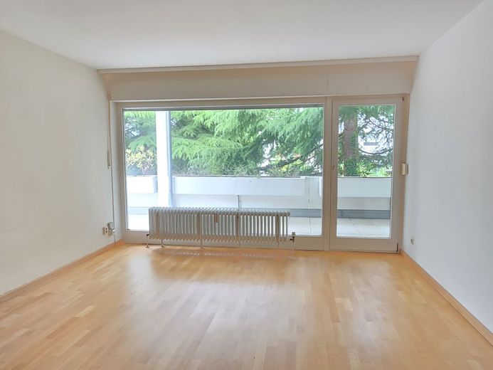 Wiesbaden: Top-Lage, beste Nachbarschaft, frische Luft, Ruhe plus Naturgeräusche pur! – Wohnzimmer Blick Balkon