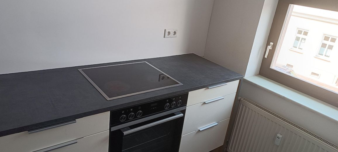 Frisch sanierte 2-Zimmer-Wohnung mit Einbauküche & neuem Kühlschrank in Aken (Elbe) – 1. OG, 37 m² – inkl Cerankochfeld