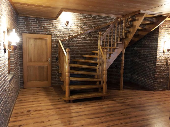 Resthof / Landhaus + 600 m² Hallenfläche – Wohnen & Arbeiten in Westerstede – Flur EG Treppe ins OG