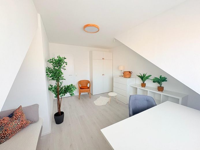 Moderne 3,5-Zimmer-Maisonette möbliert mit Heimkino, Wallbox & Klimaanlage – DG: Arbeitszimmer