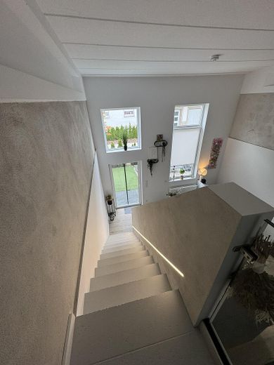 Otwarta mieszkanie 3,5-pokojowe na trzech poziomach – Treppe Richtung EG