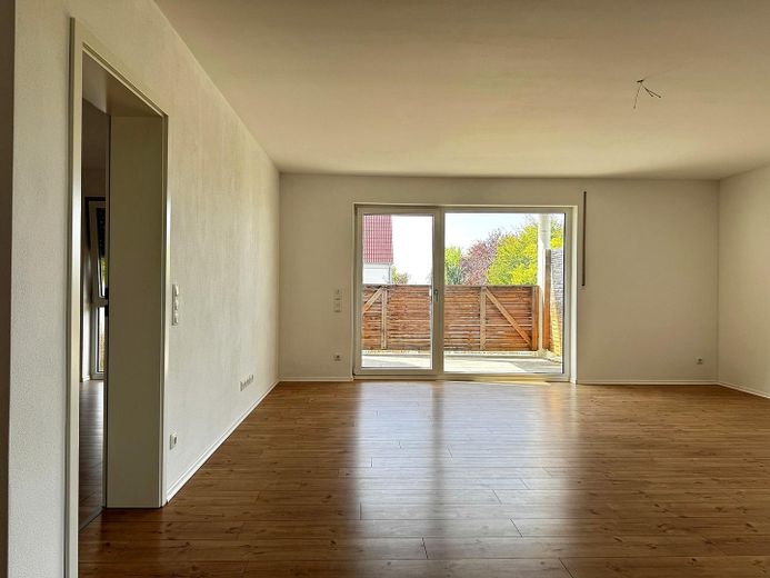 Ampio appartamento al piano terra con 2,5 locali e terrazza a Hemau – Foto 2
