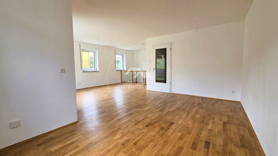 Exklusive 4-Zimmer-Neubauwohnung mit Hobbyraum, Büro, Terrasse &amp; KfW-40-Standard - Erstbezug zum Kauf - PROVISIONSFREI! – Blick aus der Küche in den Wohnbereich