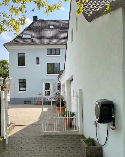 Wohnen und Arbeiten: Stilvolles Mehrfamilien- und Geschäftshaus mit großem Garten. – Blick aus dem Garten zum Haus