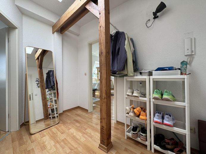 Stilvolle Altbau-Dachgeschoss 2-Zimmerwohnung mit Weitblick – Flur