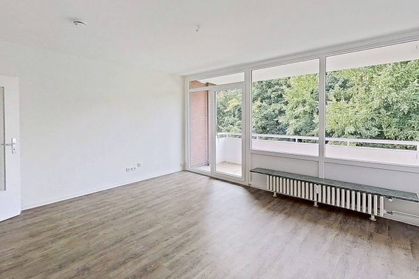 Spacious 3-room apartment with BALCONY, fitted kitchen and plenty of natural light
