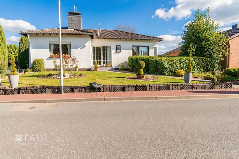 Bungalow auf 1289 m² Grundstück mit Pool – Haus von vorne
