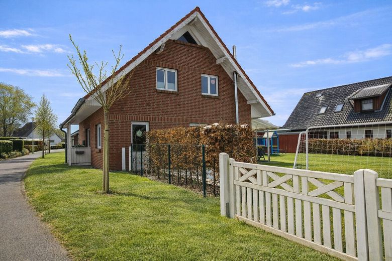 Exzellentes Einfamilienhaus in Top Lage von Cuxhaven-Sahlenburg, Carport und Wohnmobil-Stellplatz – 3 - Giebelansicht
