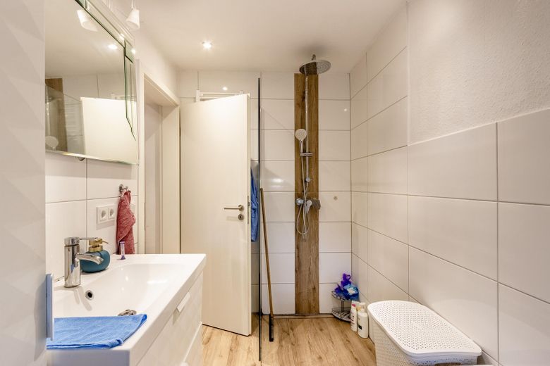 Bad im OG mit Dusche & Wanne