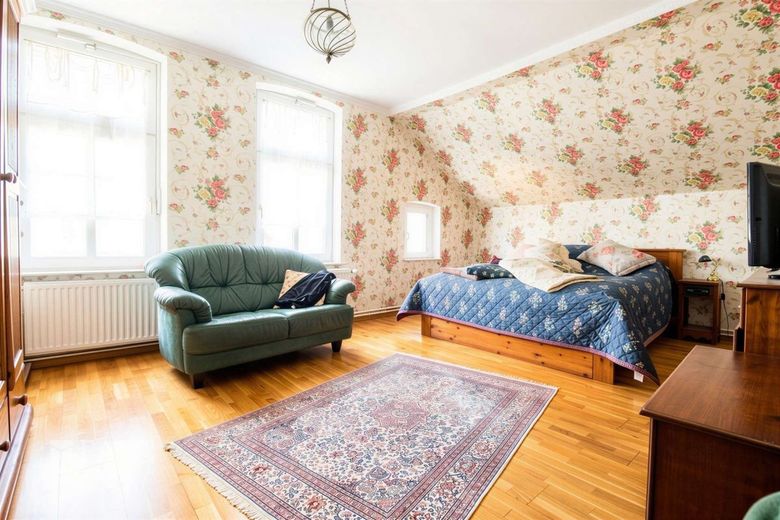 +++ Elegantes Zweifamilienhaus mit großem Garten, Badeteich inkl. Poolhaus +++ – Schlafzimmer