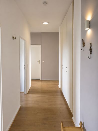 Hochwertig modernisierte 3-Zimmer-Wohnung mit Westbalkon und Weitblick - maklerfrei – Flur
