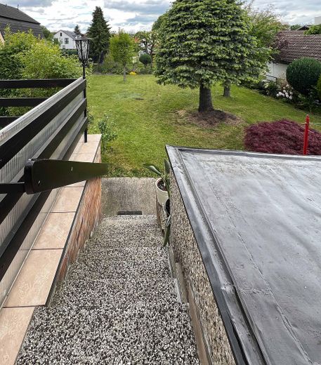 Einfamilienhaus in attraktiver Lage von Berlin-Hohenschönhausen – Terrassentreppe zum Garten