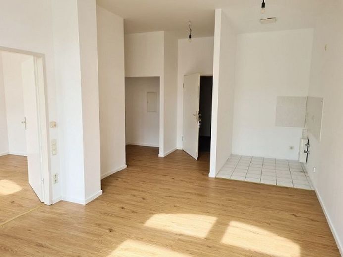 Helle 2-Raum-Wohnung mit Laminatboden in Holzoptik – Foto 1