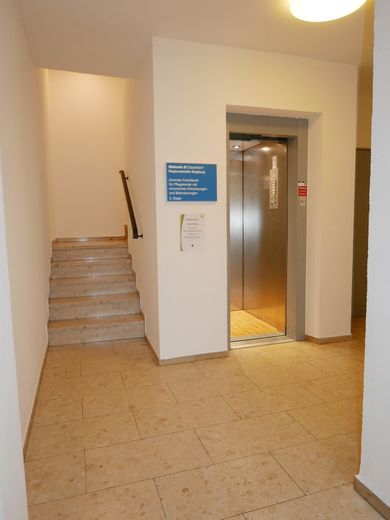 مبنى سكني وتجاري في موقع مجاور مباشرةً لمحطة قطارات ICE - 5 وحدات منفصلة – Treppenhaus Aufzug