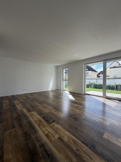 Trilocale al piano terra quasi nuovo con terrazza e giardino – Wohnbereich