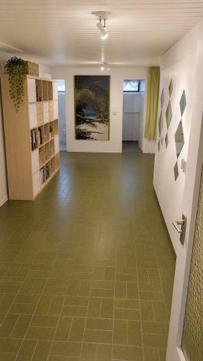 Bungalow bien entretenu avec piscine – Flur UG