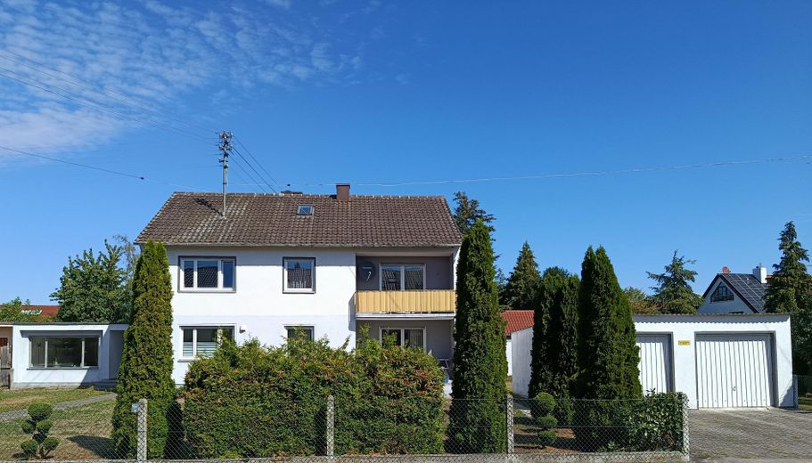 Zweifamilienhaus in Toplage, Ruheoase mit Pool am Stadtrand von Friedberg/Augsburg, Hochzoll – Südseite dahinter Poolbereich