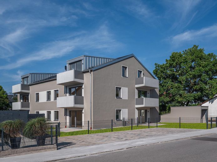 Bezugsfertig: Neubau DG Wohnung mit Balkon + EBK in Parsdorf bei München | KfW-40-QNG - WE 12 – Außenansicht Straßenseite