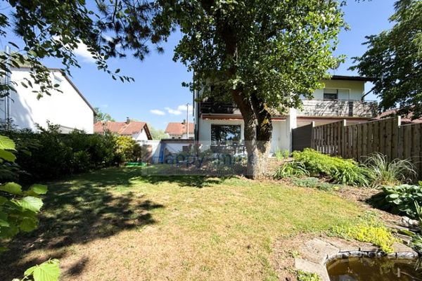 Vrijstaande twee-onder-een-kapwoning in Taufkirchen / Uitzicht op het landschapspark / Garage