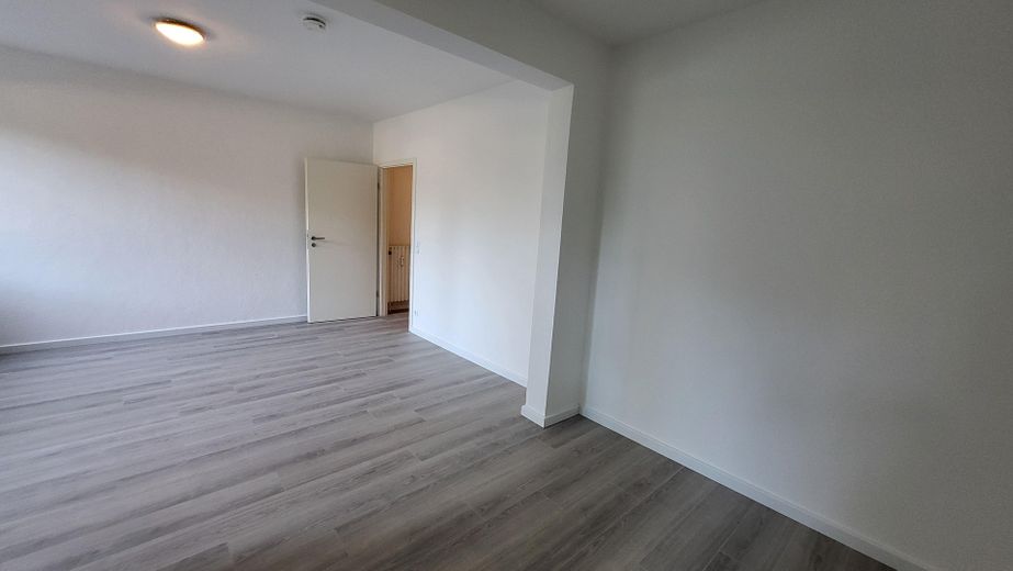 Zemin kat-yeni yenilenmiş-ayrı giriş-balkon-kapalı otopark-özel şahıstan – Wohnzimmer