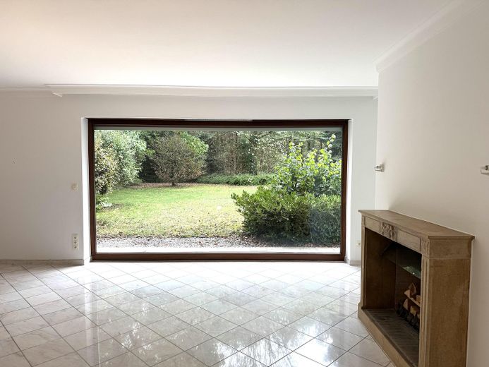 Geniş arsada kırma çatılı villa – Wohnzimmer
