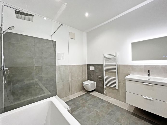 Hochwertiges Wellness-Bad - Komplett Saniert - Zentrale Lage in Ilsfeld - Inkl. EBK & Stellplatz – Hochwertiges Wellness-Bad mit 