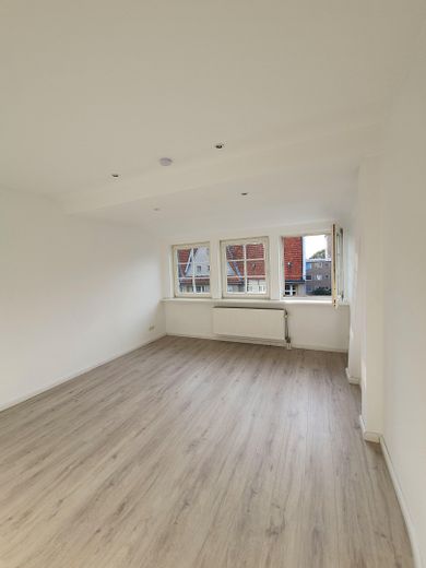 (provisions- u. bezugsfrei) Traumhafte, renovierte 4 Zimmer-Wohnung mit großer Dachterrasse – Zimmer 2