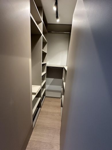 Erstbezug 2026 | Designer-Küche | Balkon | Ankleide | ruhig | teilmöbliert | mit Anmeldung – Begehbarer Schrank